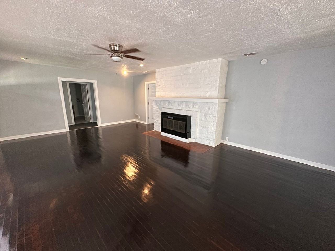 211 W Holland St - Photo 2 of 12