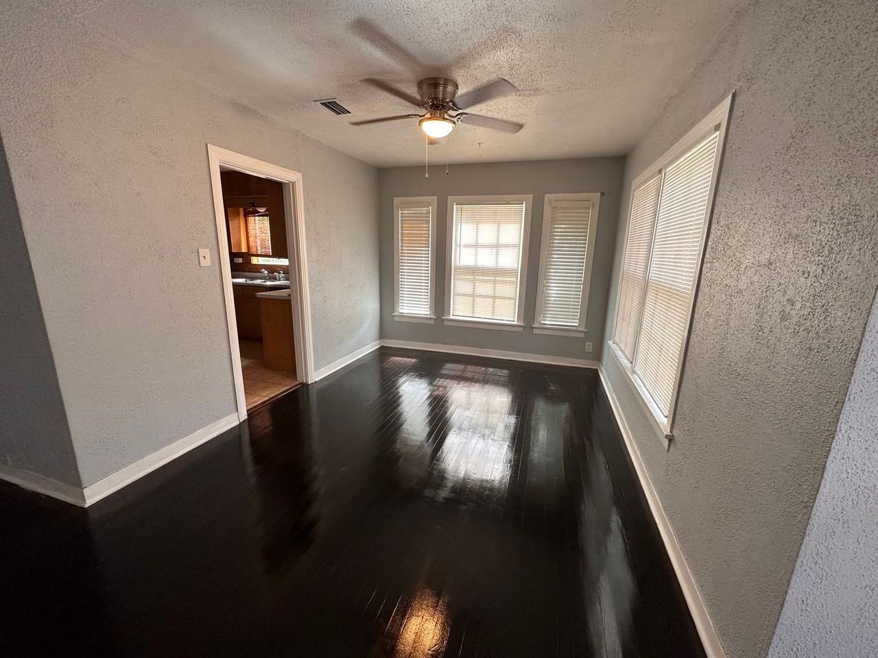 211 W Holland St - Photo 3 of 12