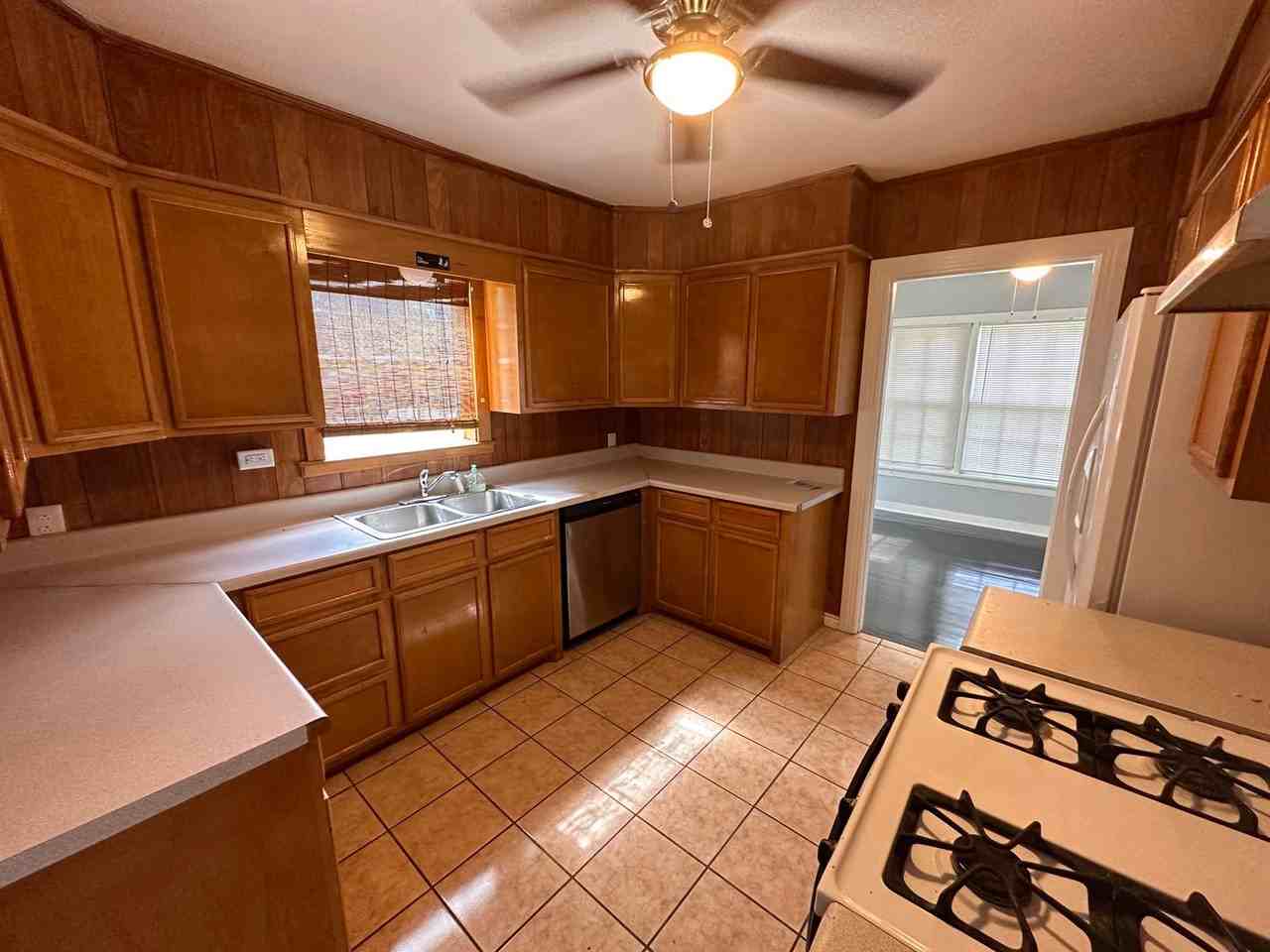 211 W Holland St - Photo 4 of 12