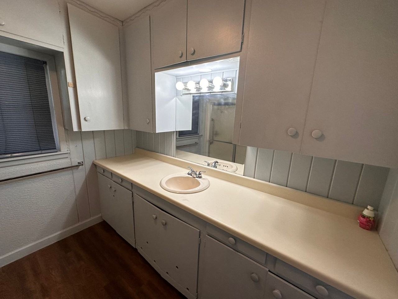 211 W Holland St - Photo 7 of 12