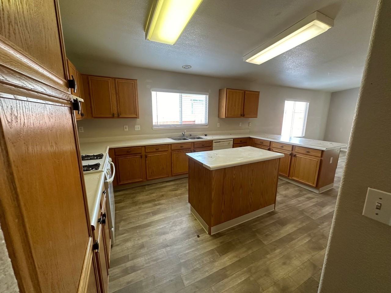 17878 Empire Ct - Photo 2 of 15