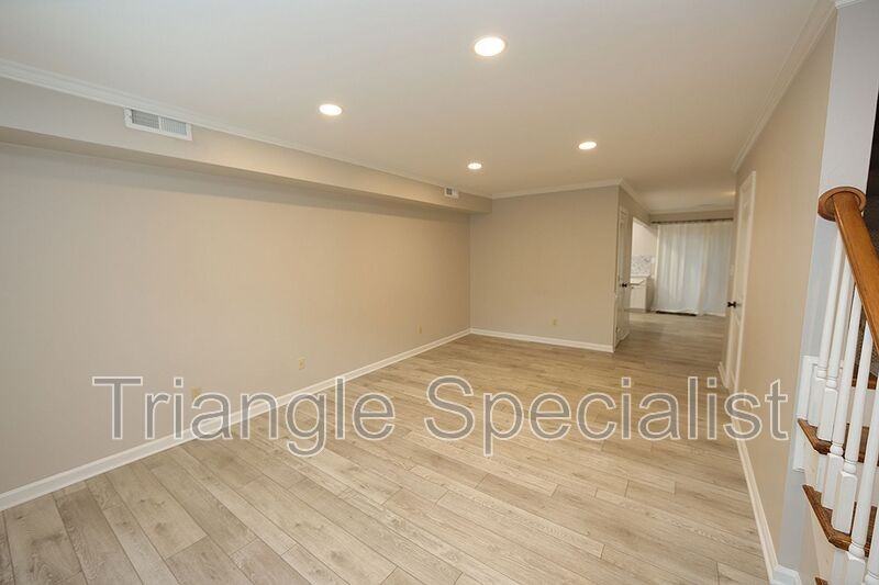 3719 Jamestown Cir - Photo 5 of 13