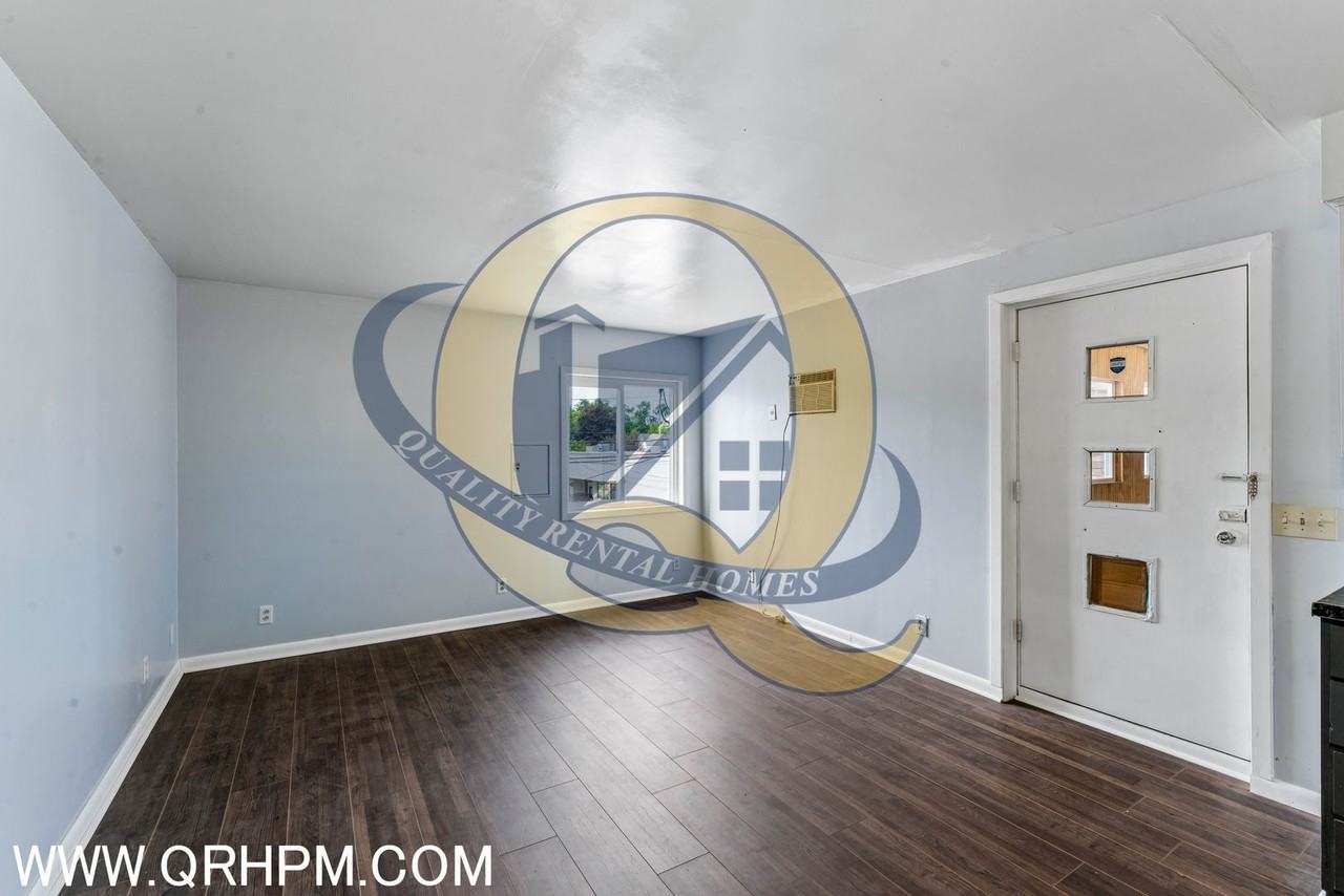 111 N Shiawassee St - Photo 3 of 11