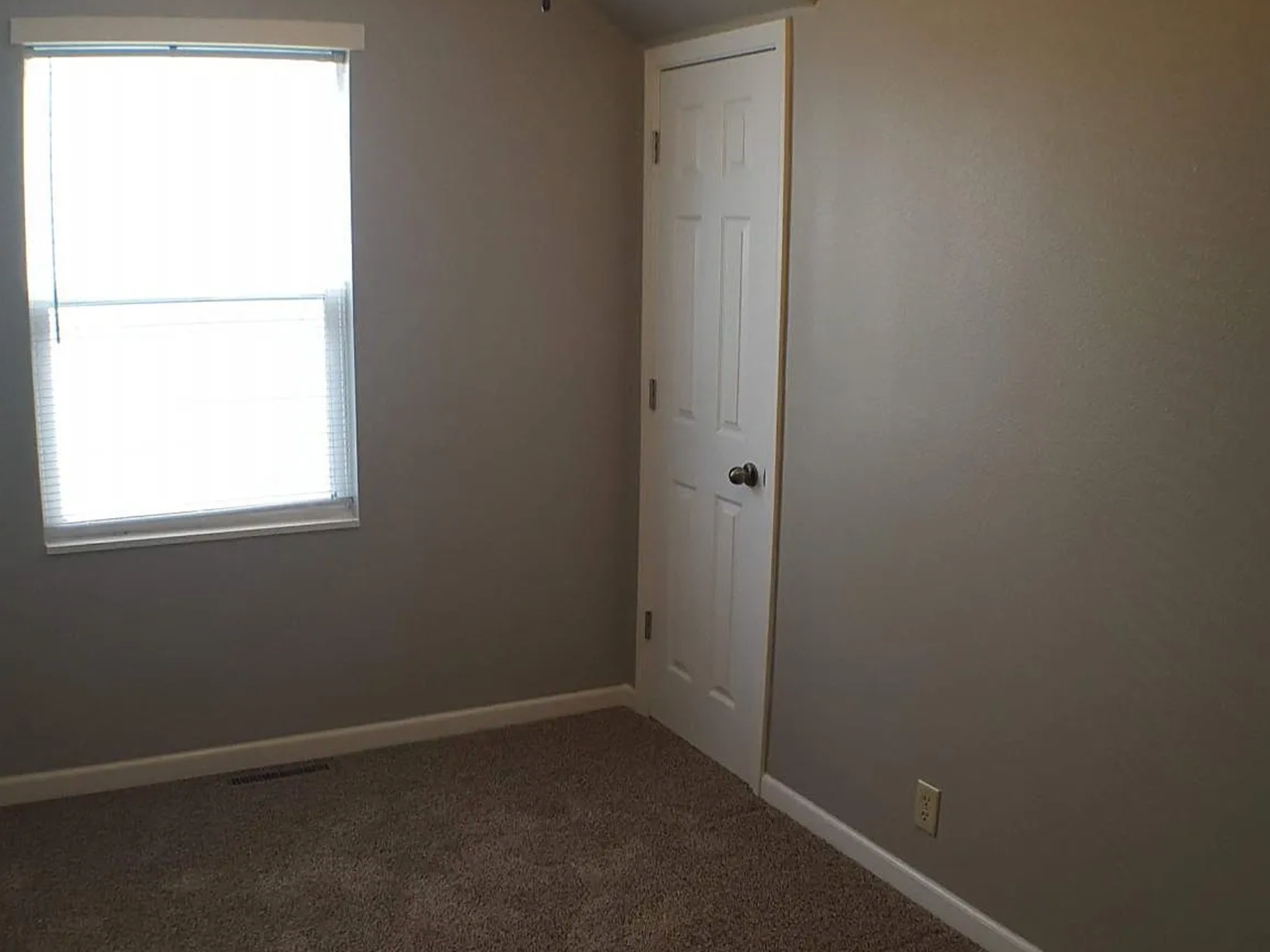 2092 Garfield Ave - Photo 2 of 8