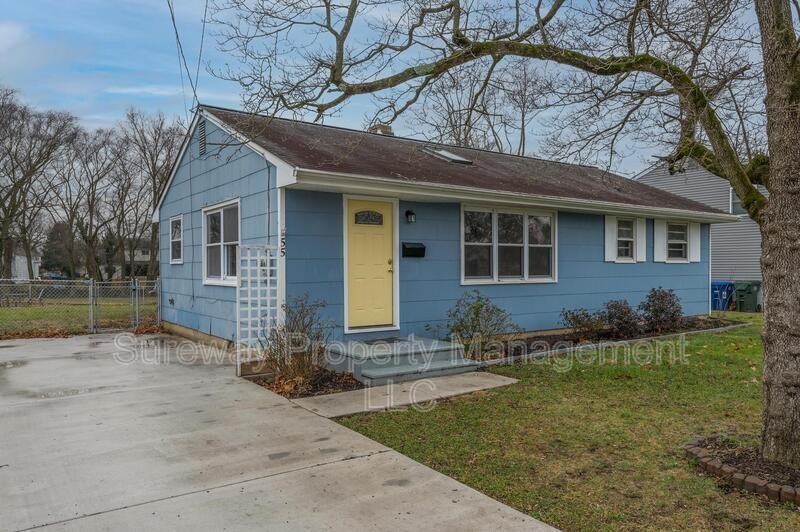 55 Nassau Rd - Photo 3 of 25