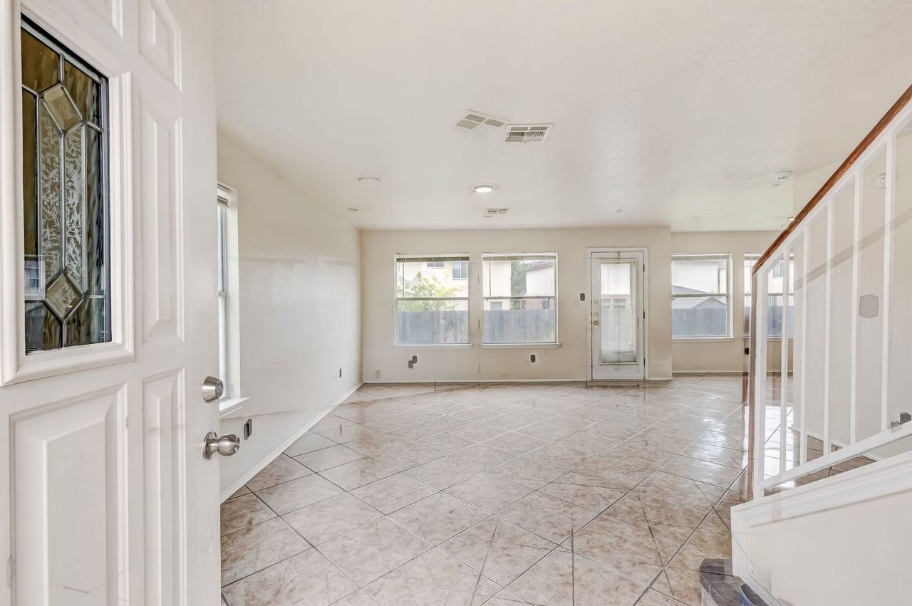 4411 Causeway Ct - Photo 4 of 30