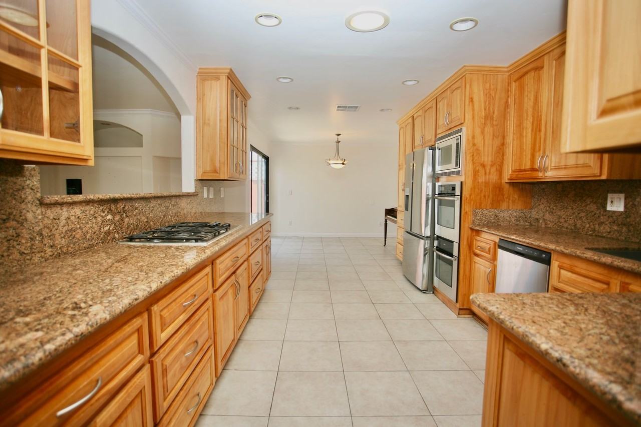 8334 Lake Ashwood Ave - Photo 6 of 18