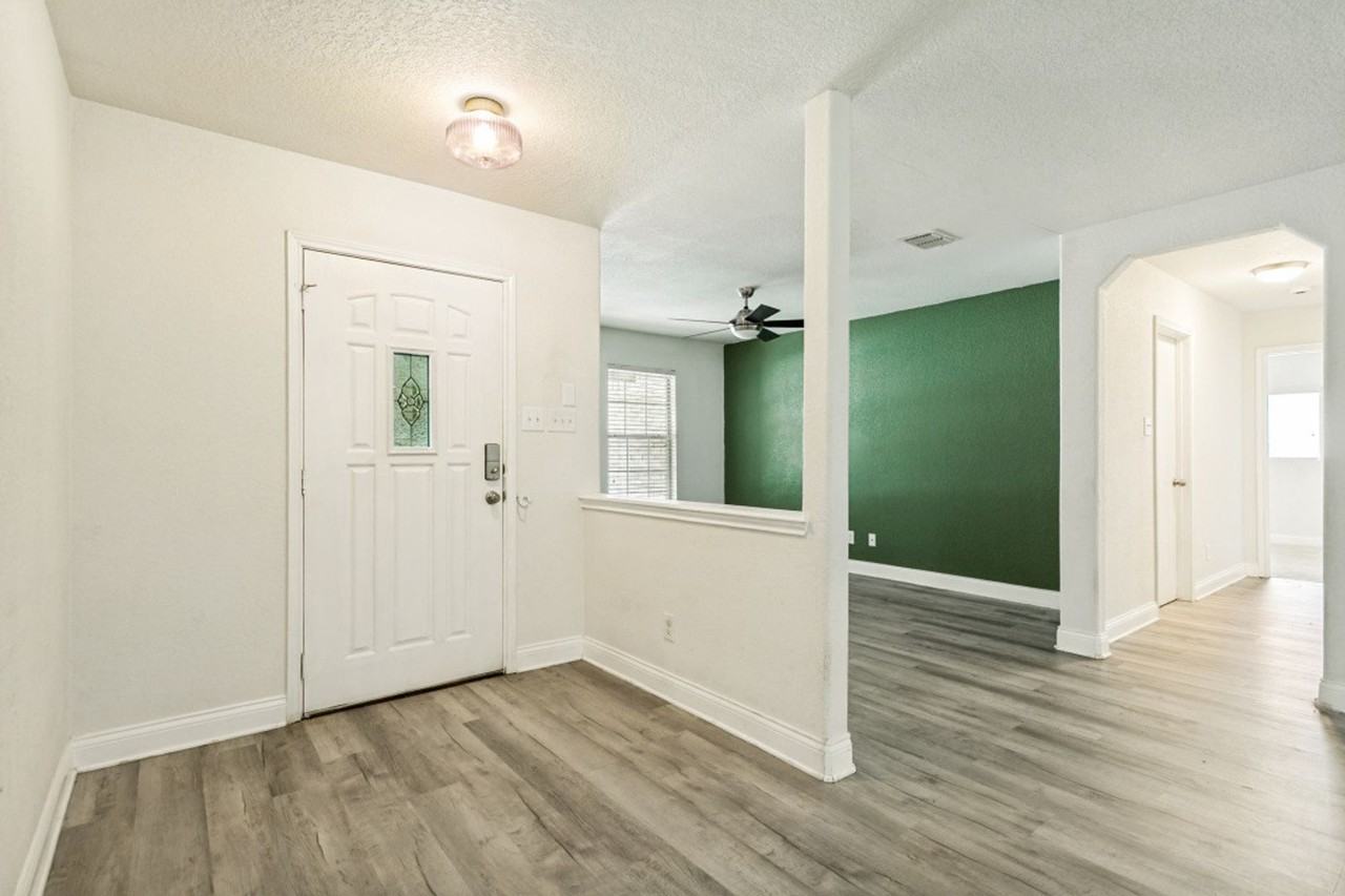16302 Amberly Ct - Photo 4 of 25