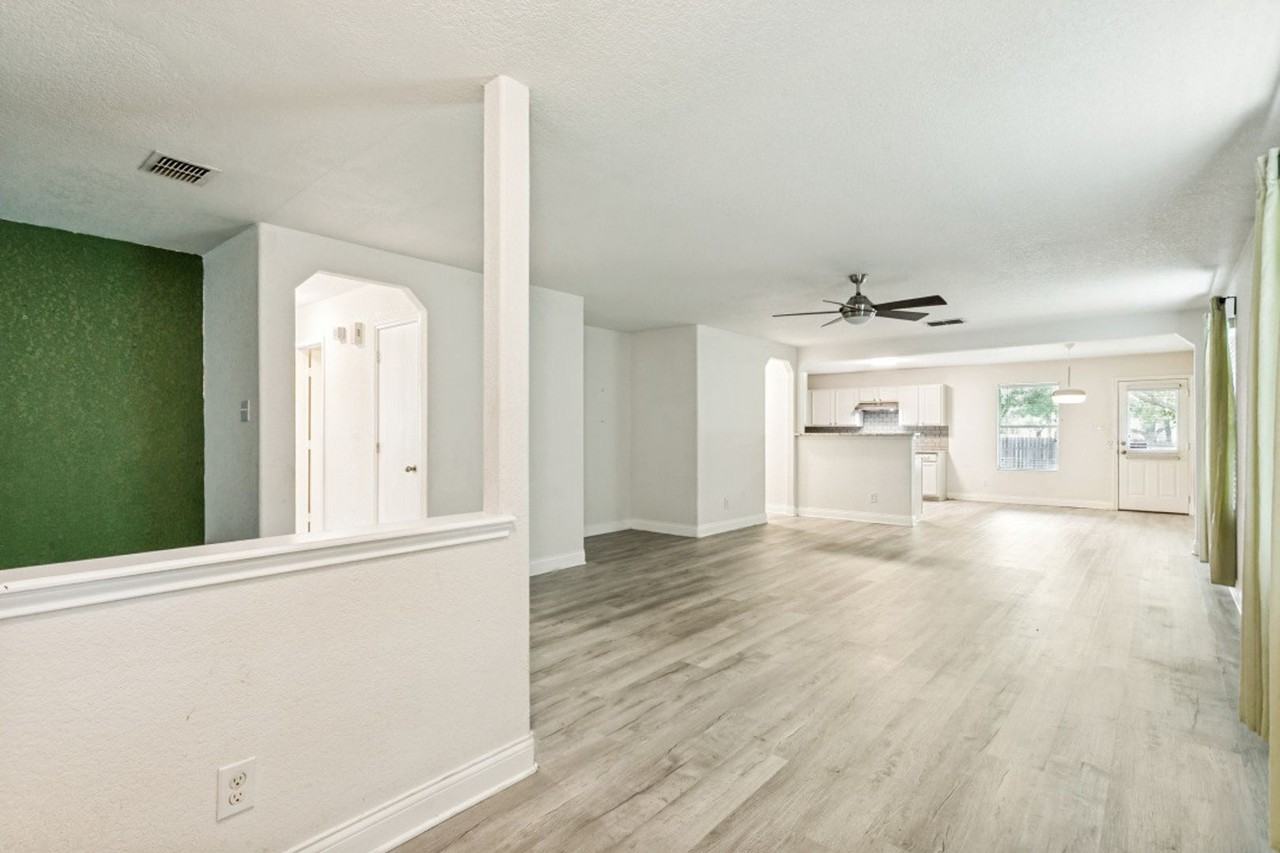 16302 Amberly Ct - Photo 5 of 25