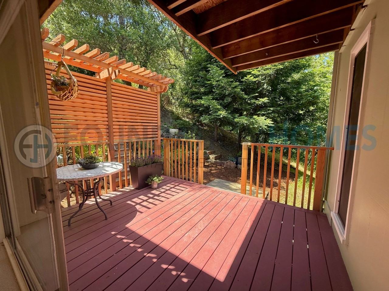 140 Redwood Rd - Photo 6 of 30
