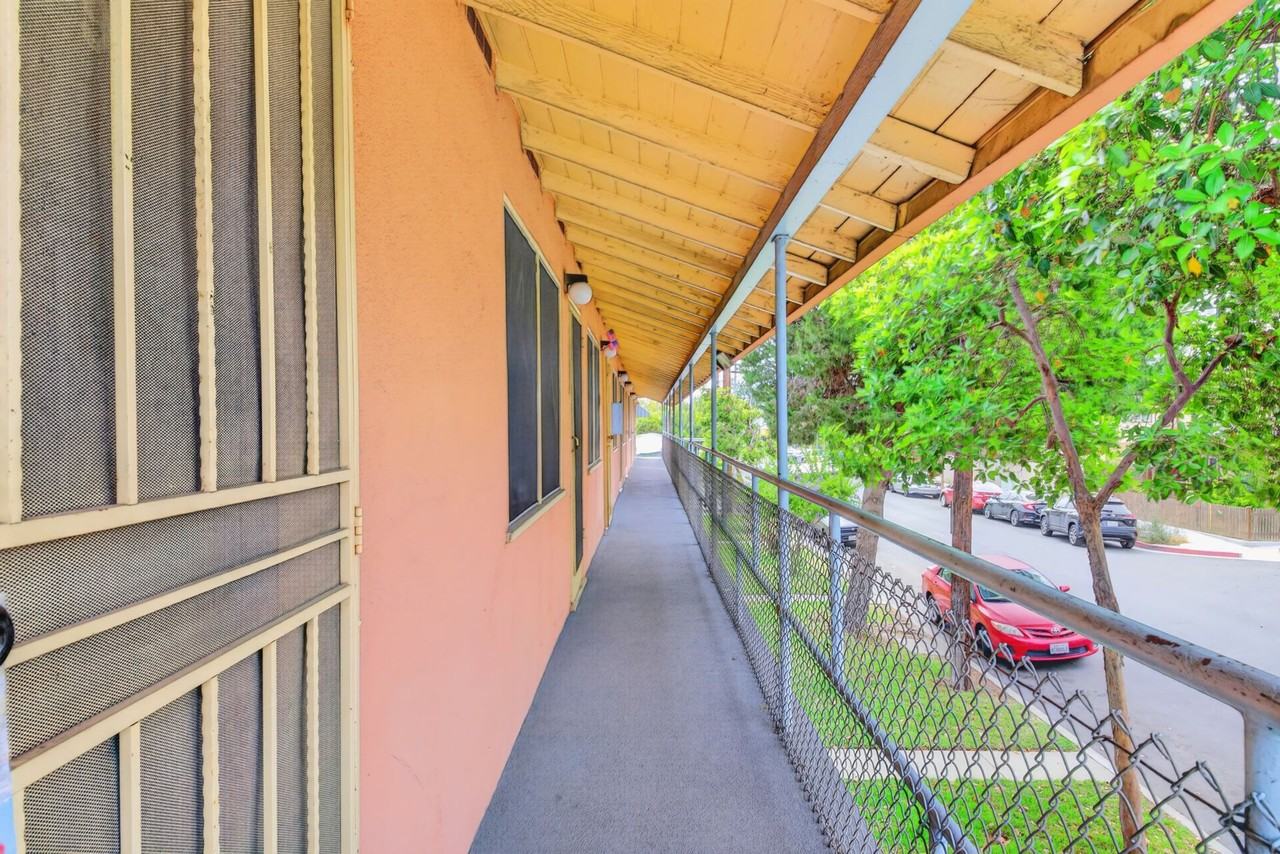 445 W 15th St - Photo 5 of 6