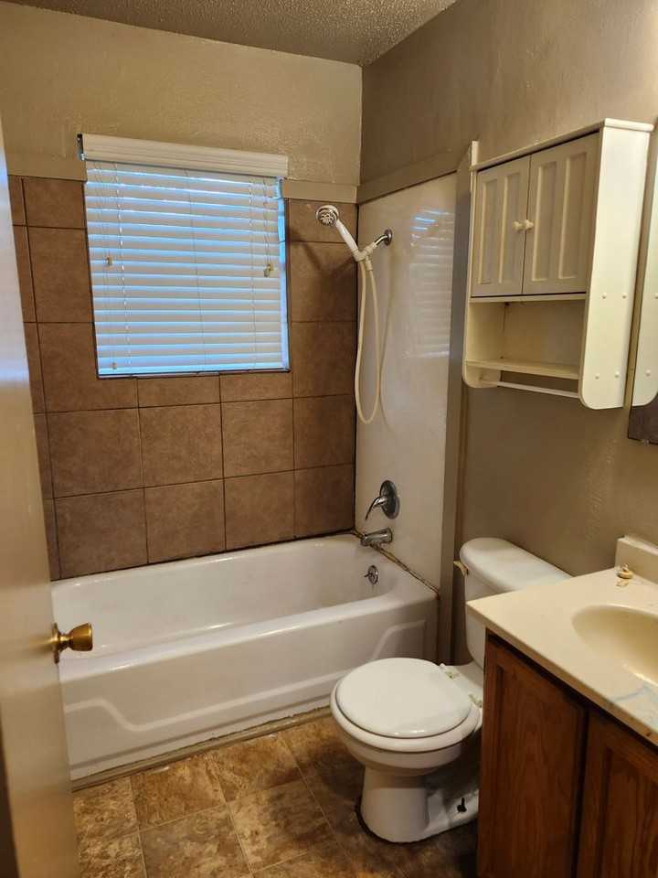 1619 Longview #A - Photo 7 of 11