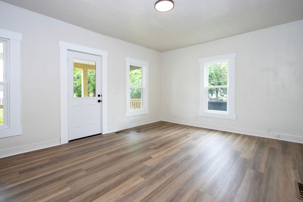 217 Hall St - Photo 2 of 19