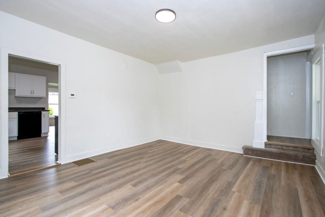 217 Hall St - Photo 3 of 19