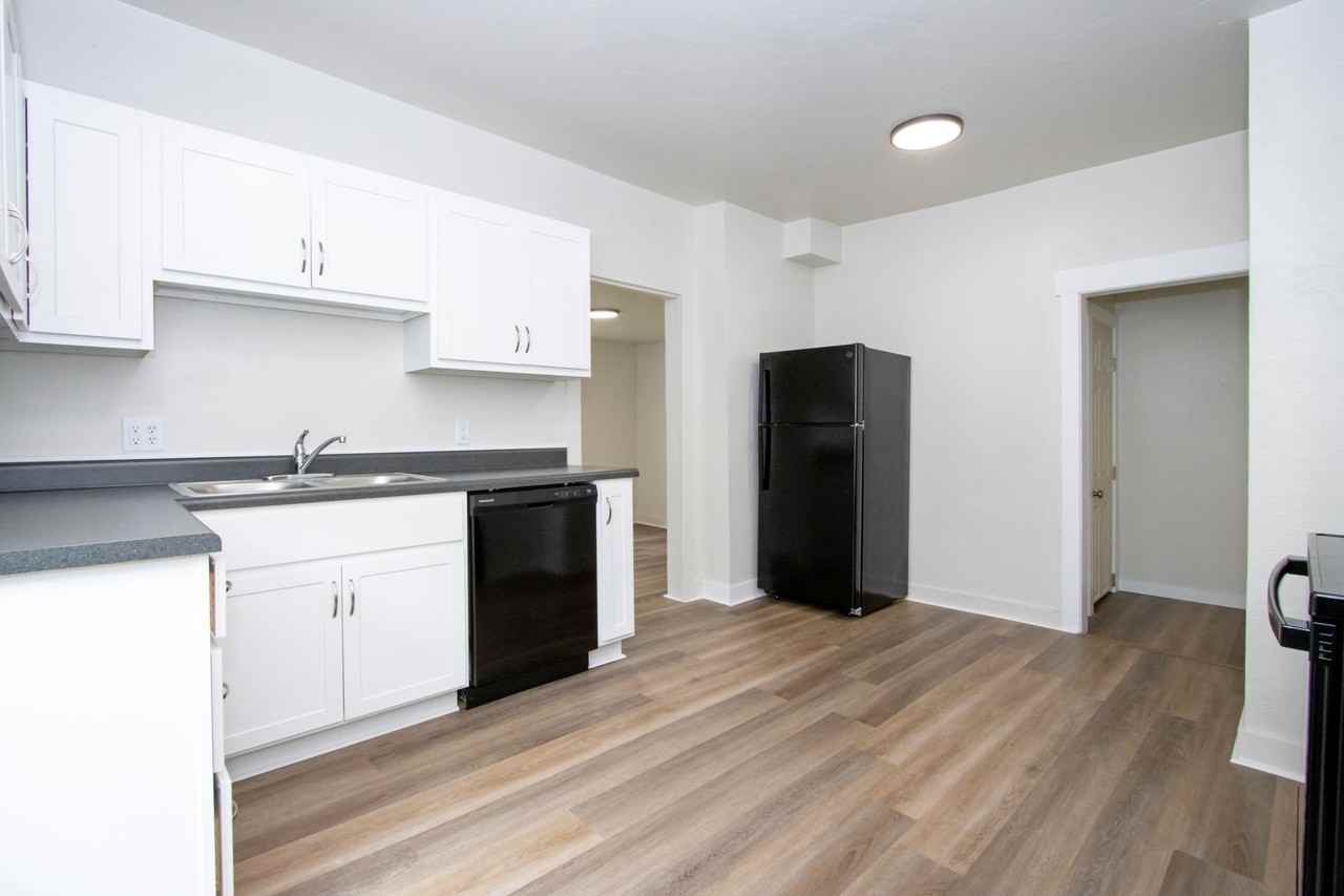 217 Hall St - Photo 4 of 19