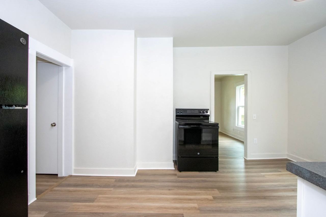 217 Hall St - Photo 5 of 19