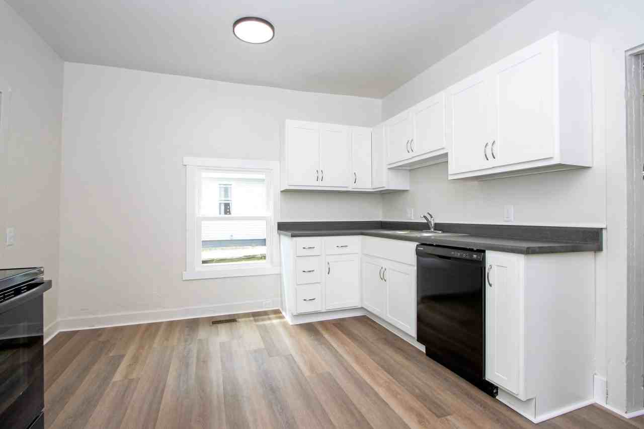 217 Hall St - Photo 6 of 19