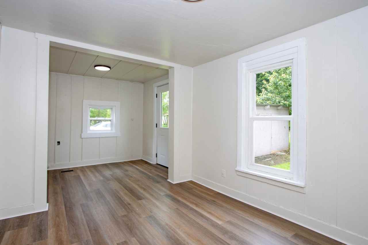 217 Hall St - Photo 7 of 19