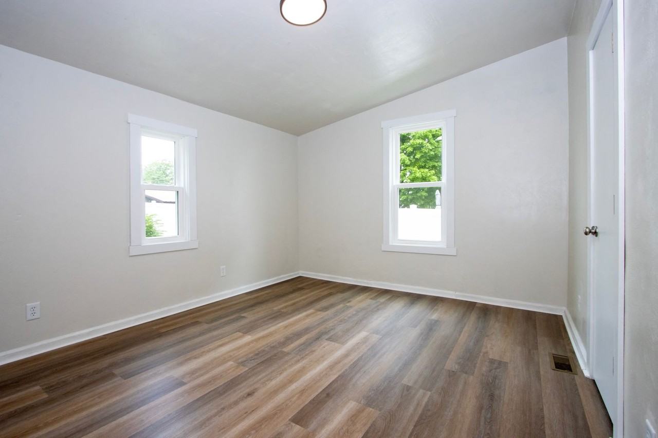 217 1/2 Hall St - Photo 3 of 10
