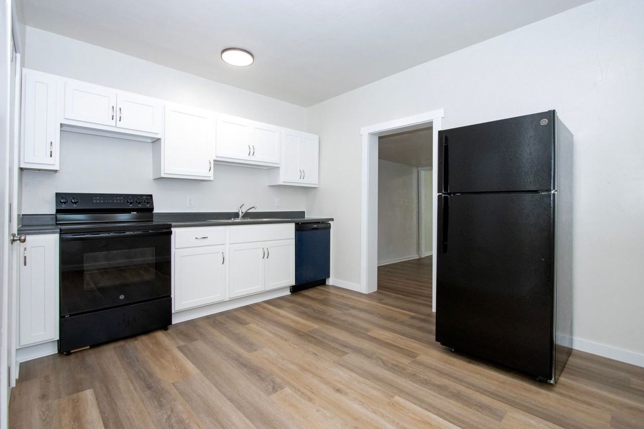 217 1/2 Hall St - Photo 4 of 10