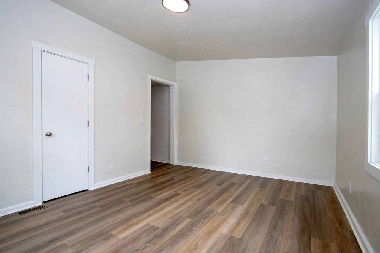 217 1/2 Hall St - Photo 5 of 10