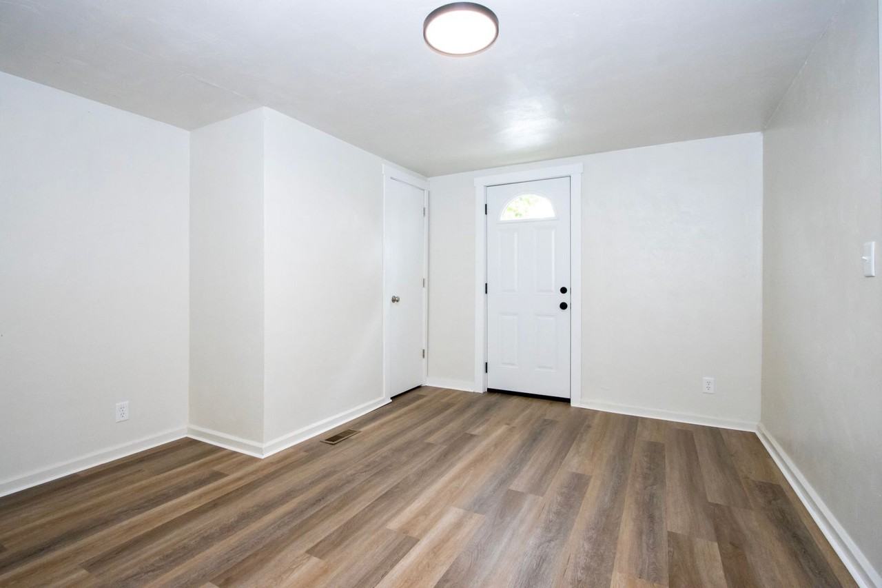 217 1/2 Hall St - Photo 6 of 10