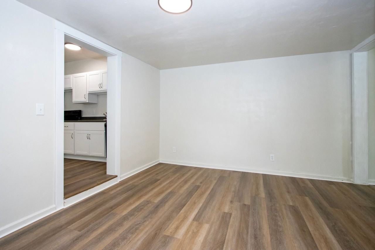 217 1/2 Hall St - Photo 7 of 10