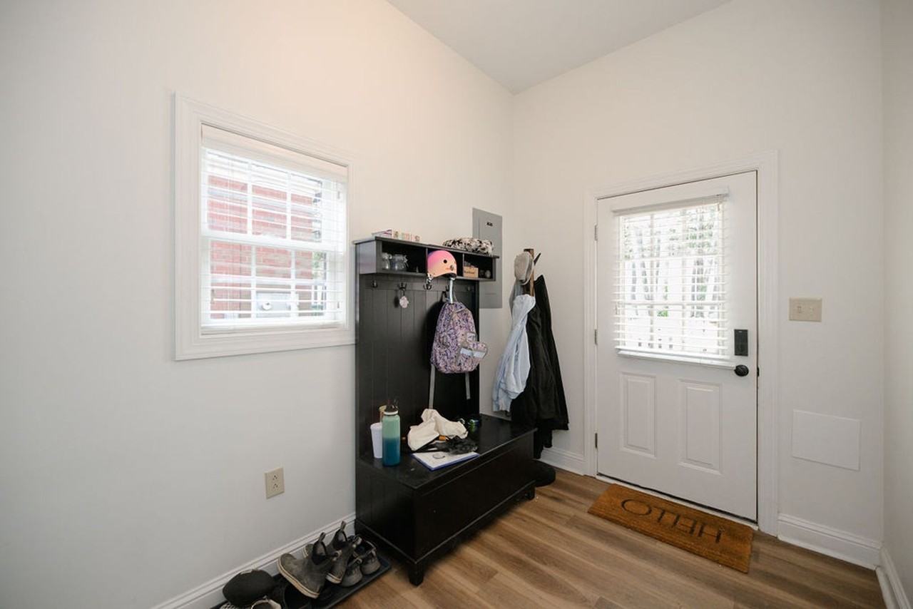183 Herman Melville Ave - Photo 3 of 29
