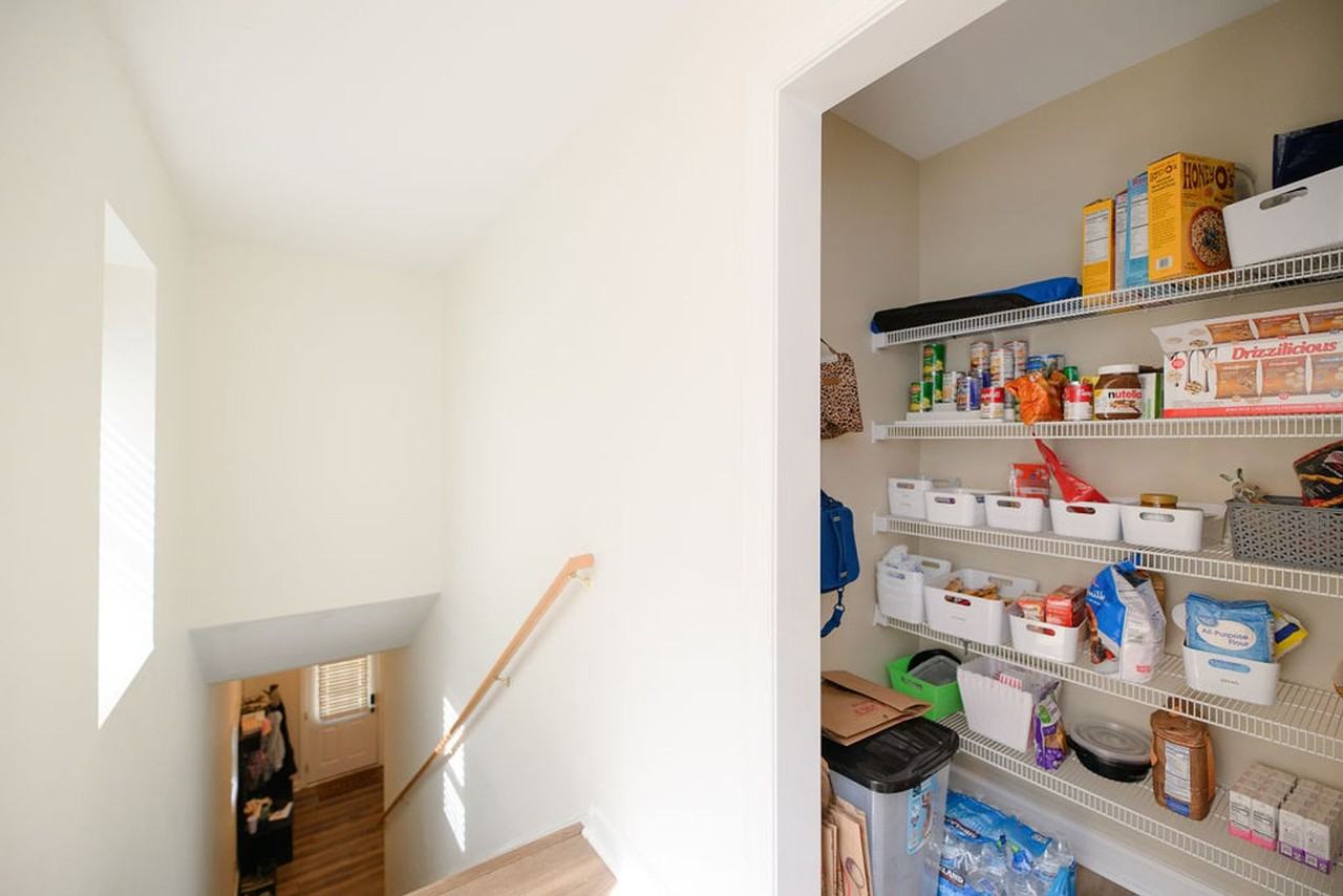 183 Herman Melville Ave - Photo 4 of 29