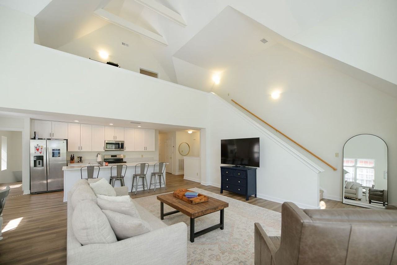 183 Herman Melville Ave - Photo 6 of 29