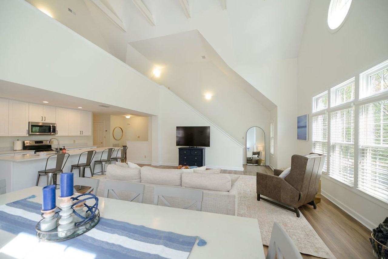 183 Herman Melville Ave - Photo 7 of 29