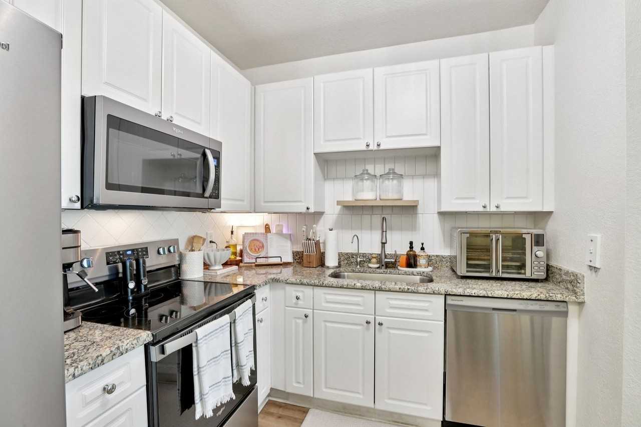 4221 W Spruce St - Photo 6 of 11