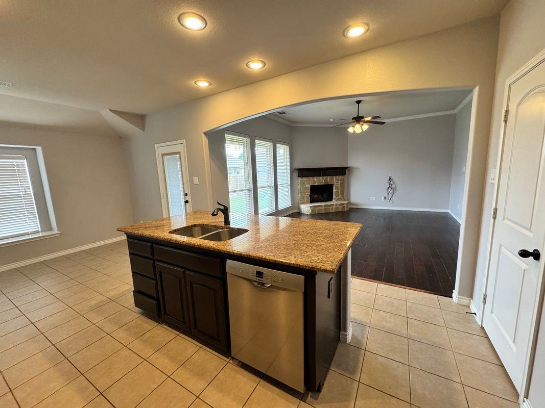 421 Commonwealth Dr - Photo 4 of 25