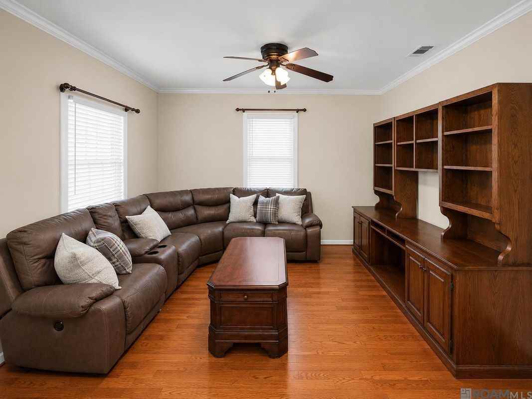 1427 Stilt St - Photo 5 of 14