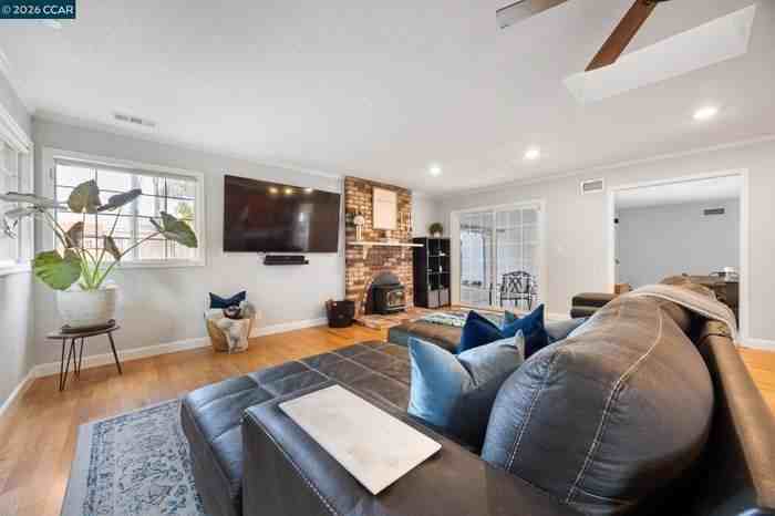 889 Palisade Dr - Photo 3 of 17