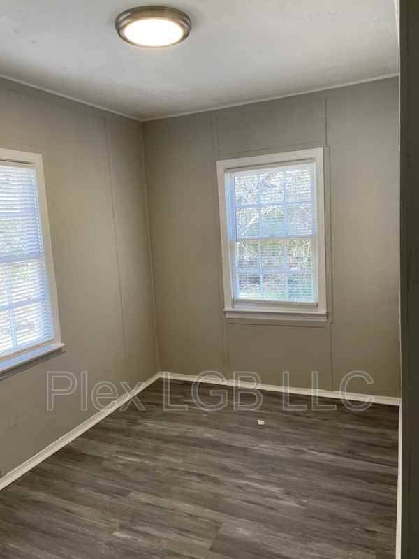112 Oak Ln - Photo 4 of 7