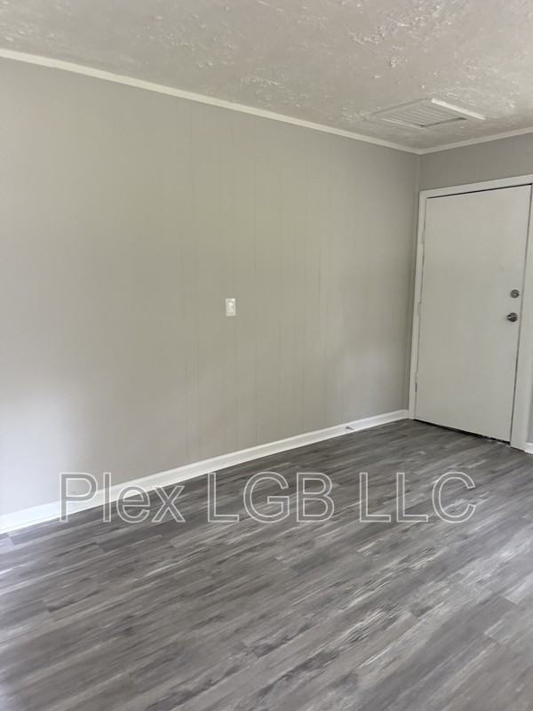100 Oak Ln - Photo 3 of 10