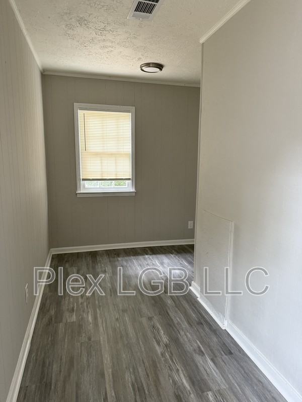 100 Oak Ln - Photo 6 of 10