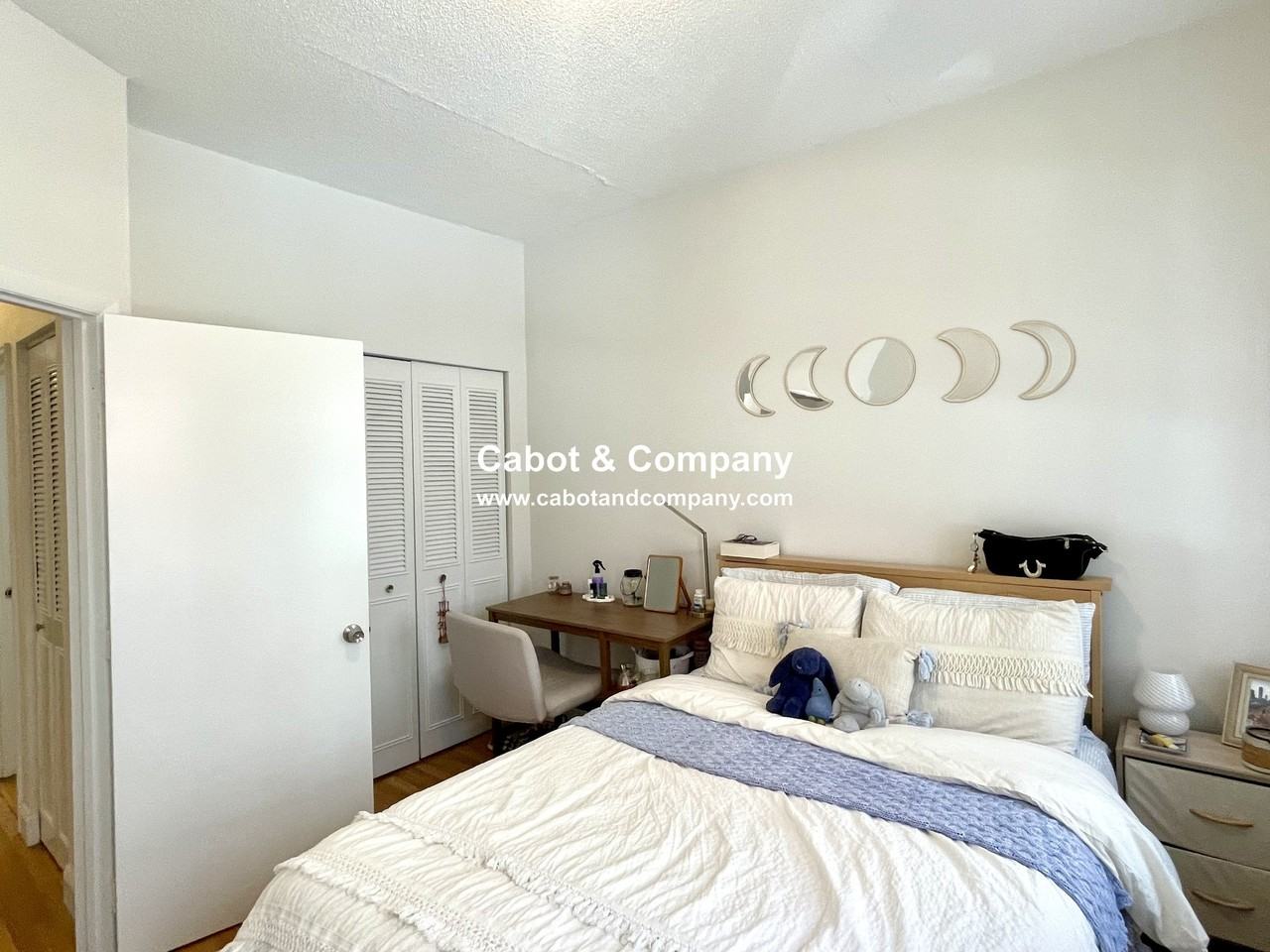 225 E Berkeley St #PH - Photo 4 of 10