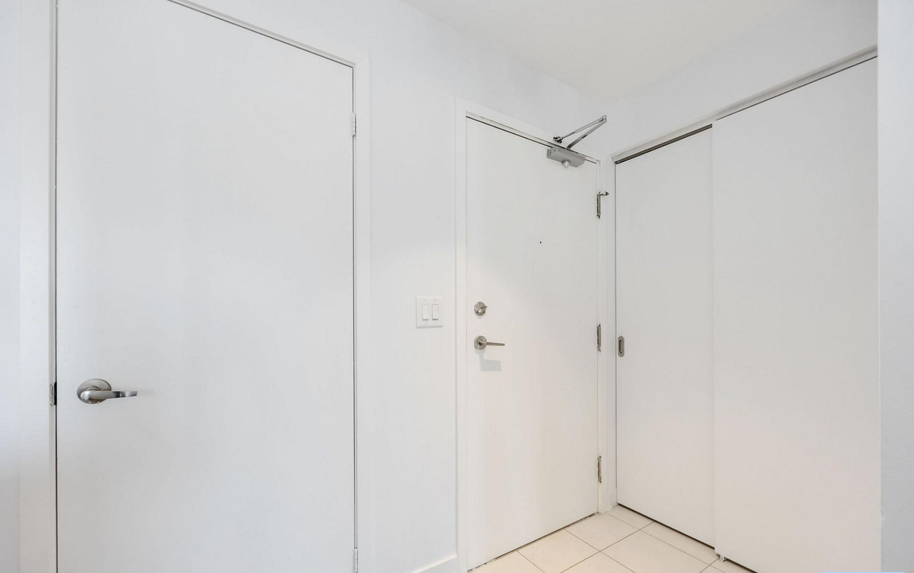 400 Wellington Street West #1003 - Photo 2 of 18