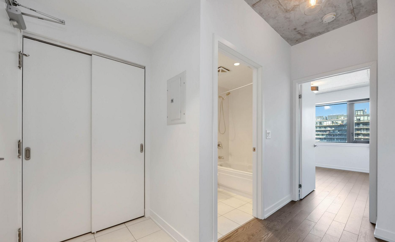 400 Wellington Street West #1003 - Photo 3 of 18