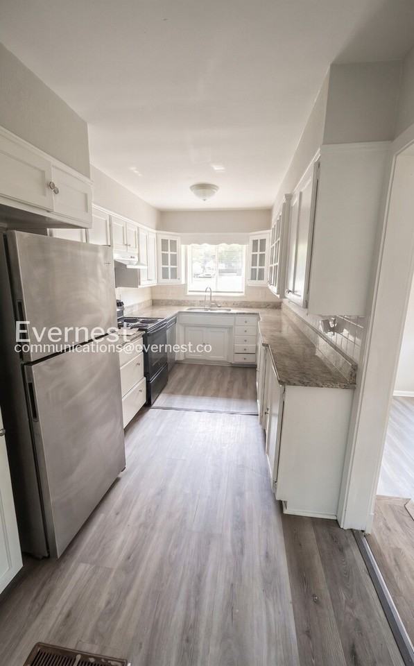 1232 Oakwood St - Photo 2 of 27