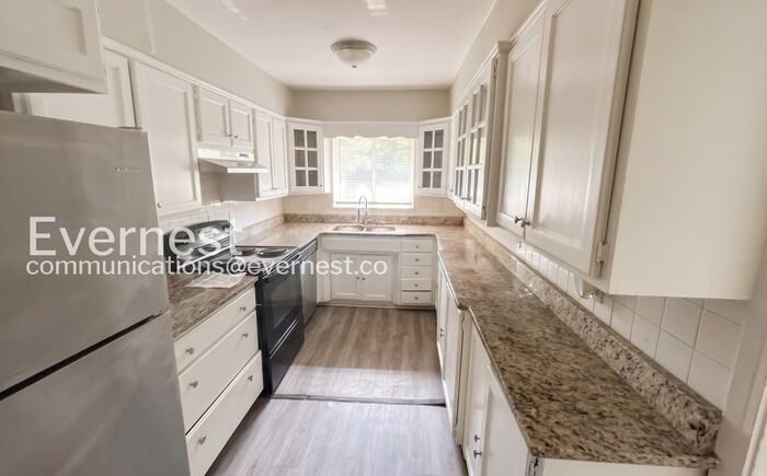 1232 Oakwood St - Photo 3 of 27