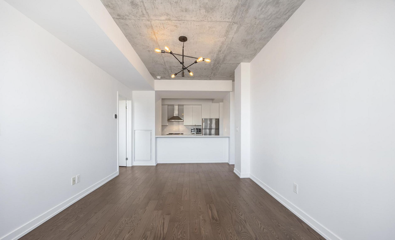 400 Wellington Street West #1003 - Photo 4 of 18