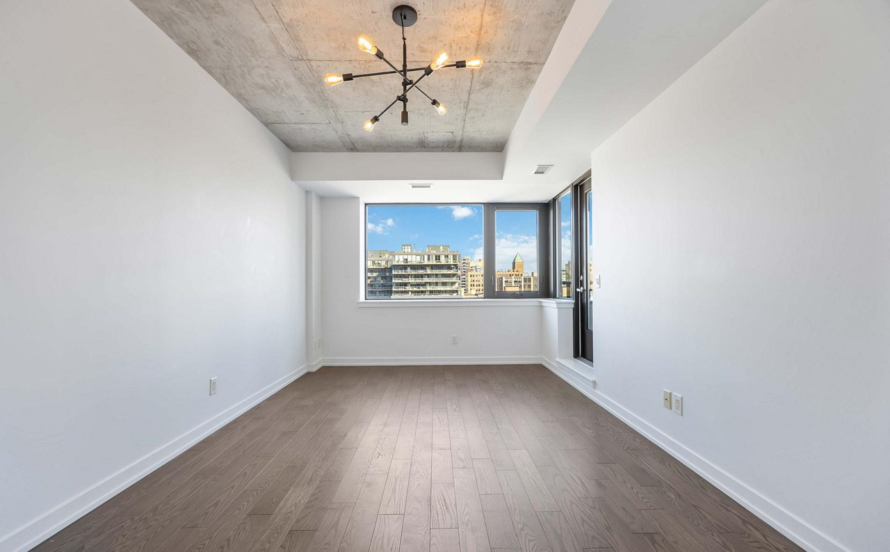 400 Wellington Street West #1003 - Photo 5 of 18