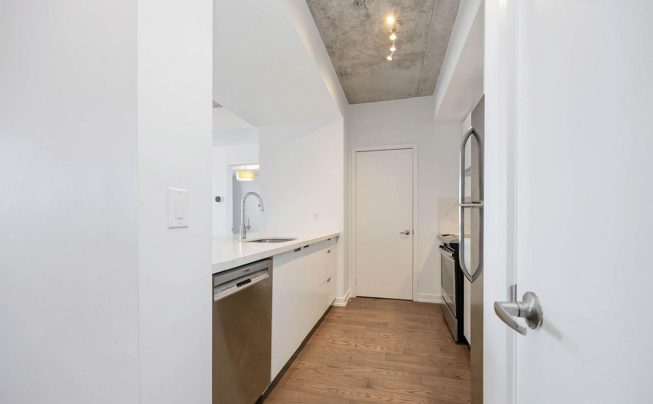 400 Wellington Street West #1003 - Photo 7 of 18