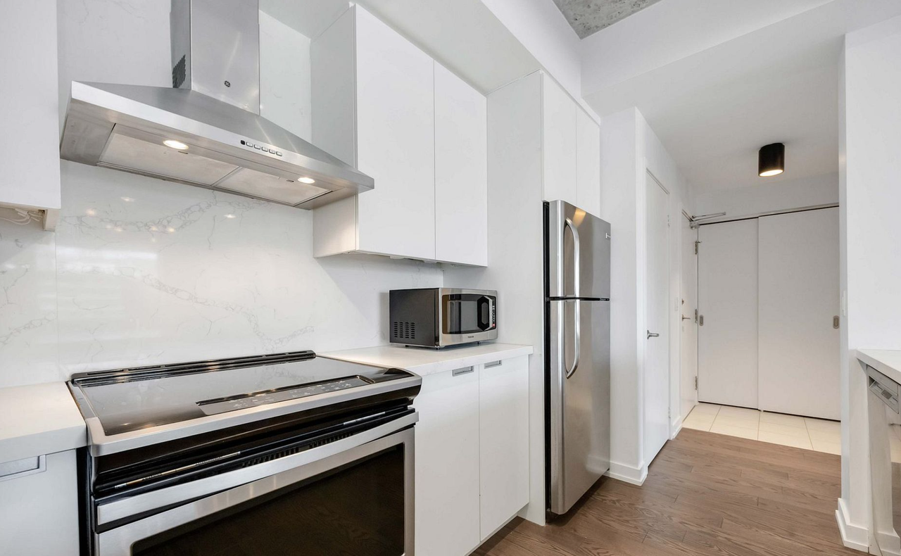 400 Wellington Street West - Photo 8