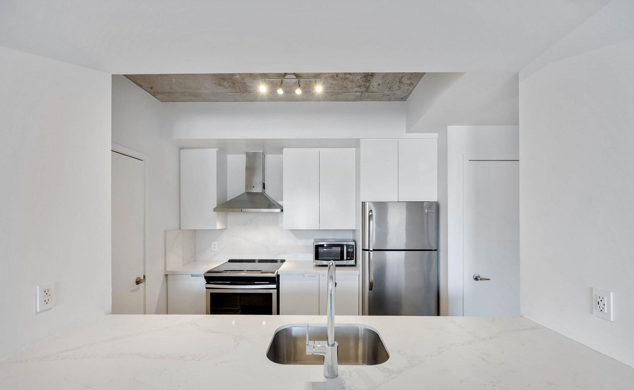 400 Wellington Street West #1003 - Photo 6 of 18