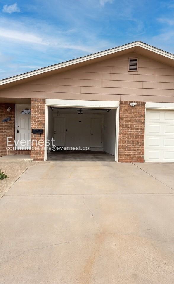 1527 Stuart St - Photo 2 of 20