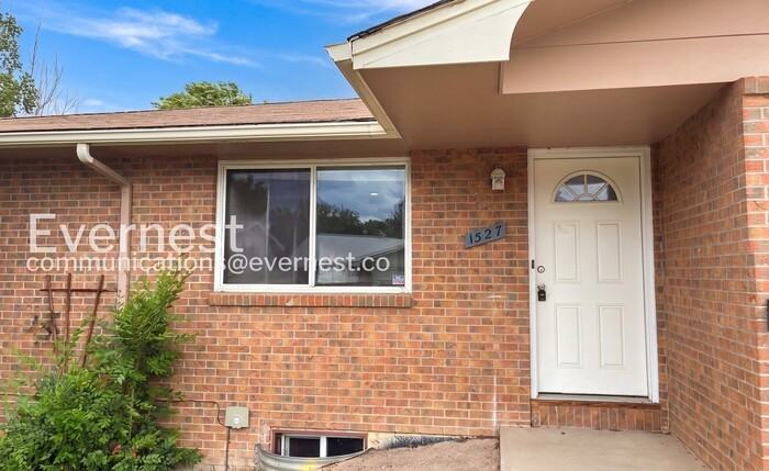 1527 Stuart St - Photo 3 of 20